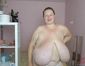 lily3/videos/271 - Uddermama cleans topless